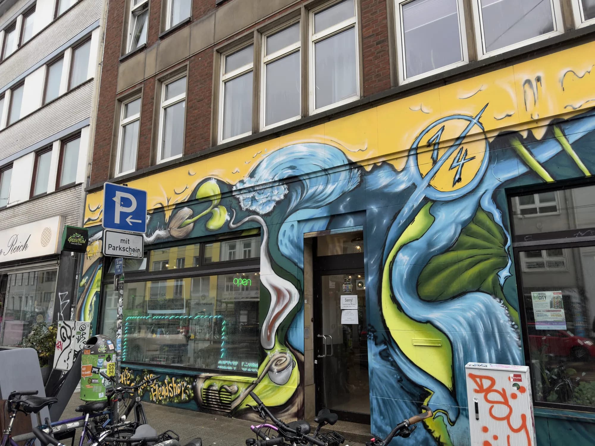 Ladenfront des Green Flow Kollektiv mit Wandbild, Am Dobben 76/77